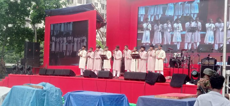 সাইমুম শিল্পীগোষ্ঠীর পরিবেশনায় গান দিয়ে অনুষ্ঠান শুরু হয়, এরপর পরিবেশনায় আসে কলরব শিল্পীগোষ্ঠী।