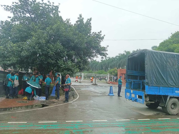 দিনব্যাপী ‘জুলাই পুনর্জাগরণ অনুষ্ঠানমালা’কে কেন্দ্র করে সংসদ ভবন এলাকায় নিরাপত্তা জোরদার করা হয়েছে। ছবি: আজকের পত্রিকা