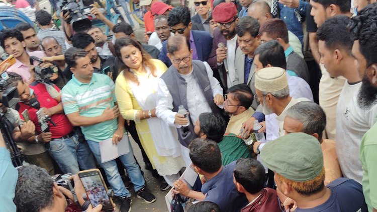 প্রতীকী অনশনরতদের মুখে পানি দিয়ে অনশন ভঙ্গ করান মাহমুদুর রহমান মান্না। ছবি: আজকের পত্রিকা