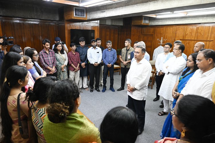 গুম-খুনের শিকার পরিবারের সদস্যদের সঙ্গে প্রধানমন্ত্রী তারেক রহমান সাক্ষাৎ করেছেন। ছবি: প্রধানমন্ত্রীর কার্যালয়