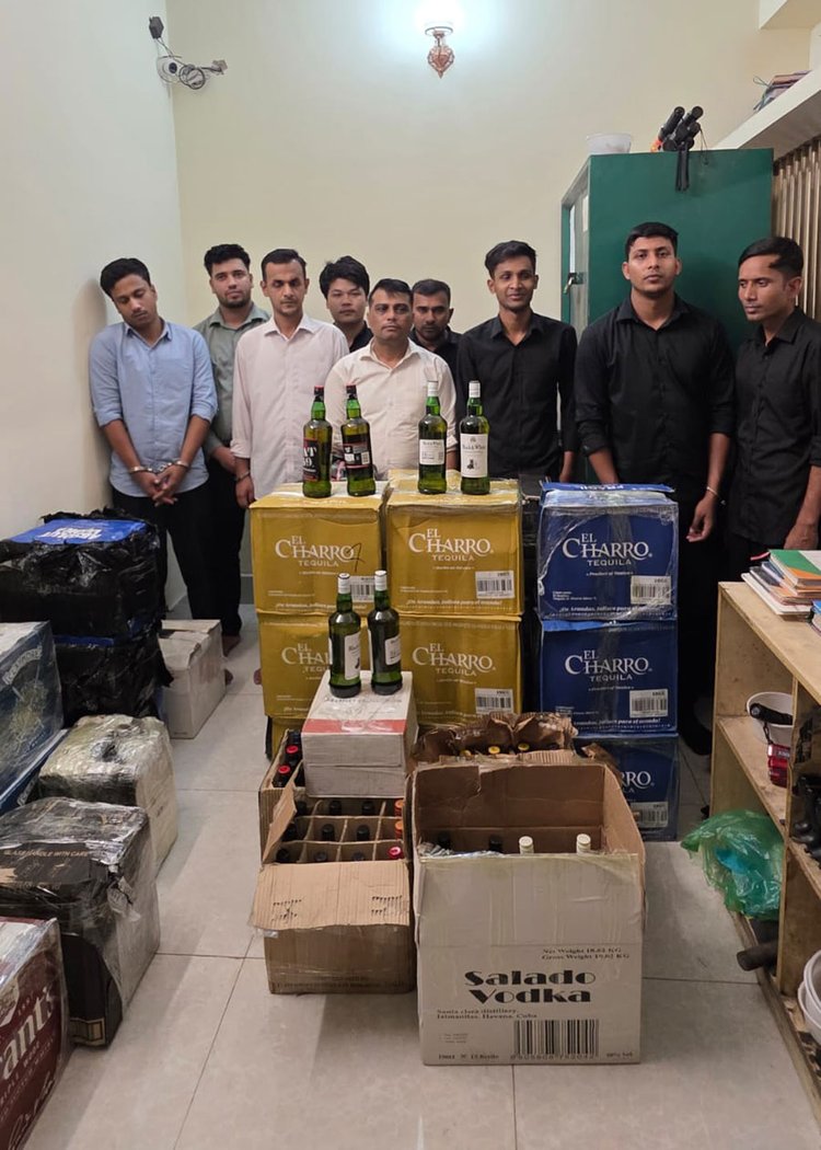 রাজধানীর গুলশানের বিলস বার থেকে জব্দ মদ ও গ্রেপ্তার ব্যক্তিরা। ছবি: আজকের পত্রিকা