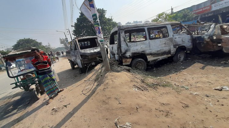 আগুনে পুড়ে যাওয়া গাড়ি। ছবি: আজকের পত্রিকা