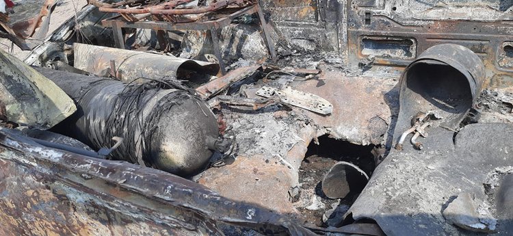 আগুনে পুড়ে যাওয়া গাড়ি। ছবি: আজকের পত্রিকা