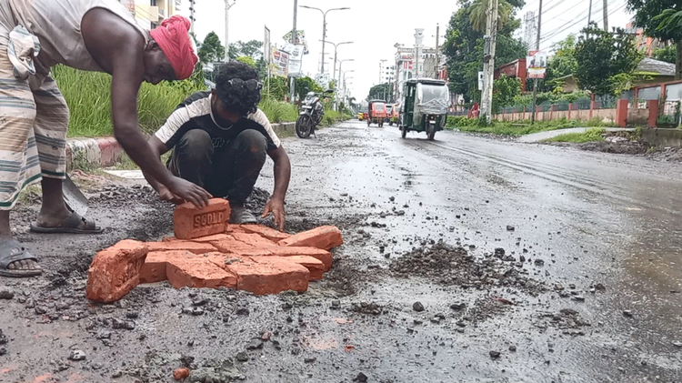 সড়ক সংস্কারের নামে প্রতি বছর কোটি টাকা ব্যয় করা হলেও সমস্যার সমাধান হয় না।