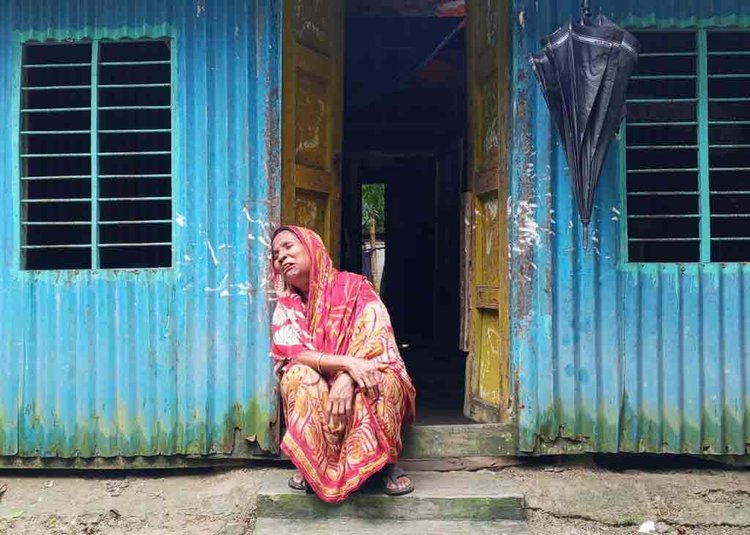 সন্তানের জন্য বৃদ্ধা মায়ের আহাজারি। ছবি: আজকের পত্রিকা