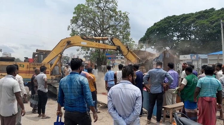 সড়কে যানজট নিরসনের জন্য মাদারীপুরের রাজৈর উপজেলার টেকেরহাট বন্দরে অবৈধ স্থাপনা উচ্ছেদ অভিযান চালানো হয়। ছবি: আজকের পত্রিকা