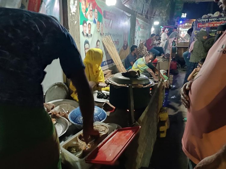 মাদারীপুর শহরের পুরানবাজারে পিঠা বানাচ্ছেন নারীরা। ছবি: আজকের পত্রিকা