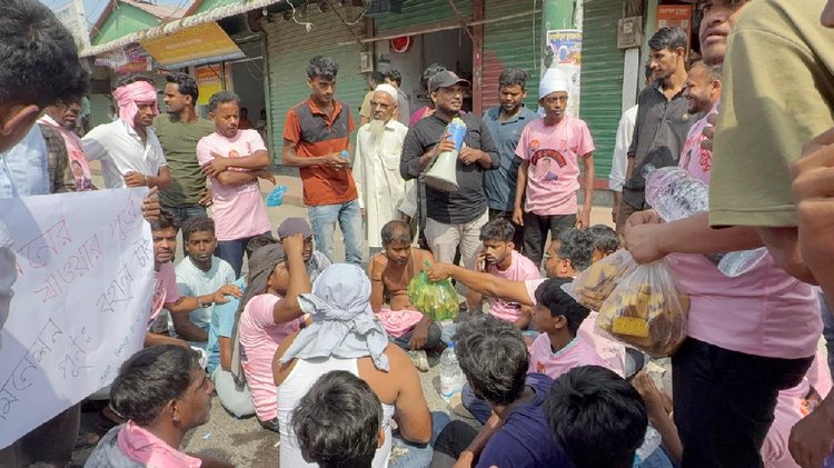 শিবচর পৌর এলাকার ৭১ সড়কে কামাল জামান মোল্লার সমর্থক নেতা-কর্মীদের বিক্ষোভ। ছবি: আজকের পত্রিকা