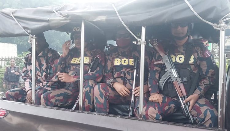 মাদারীপুরের বিভিন্ন সড়কে টহল দিচ্ছেন আইনশৃঙ্খলা রক্ষাকারী বাহিনীর সদস্যরা। ছবি: আজকের পত্রিকা