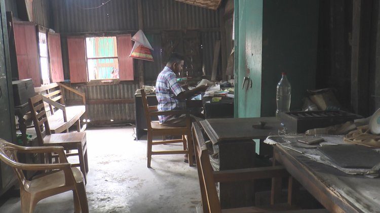 পুরানবাজার এলাকার ডাকঘর। ছবি: আজকের পত্রিকা