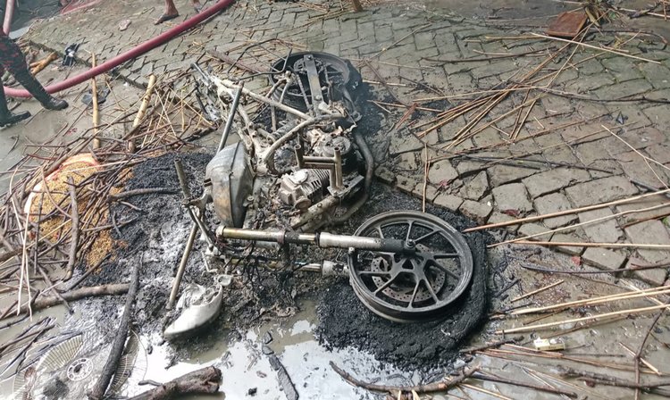 আগুনে পুড়ে যাওয়া মোটরসাইকেল। ছবি: আজকের পত্রিকা