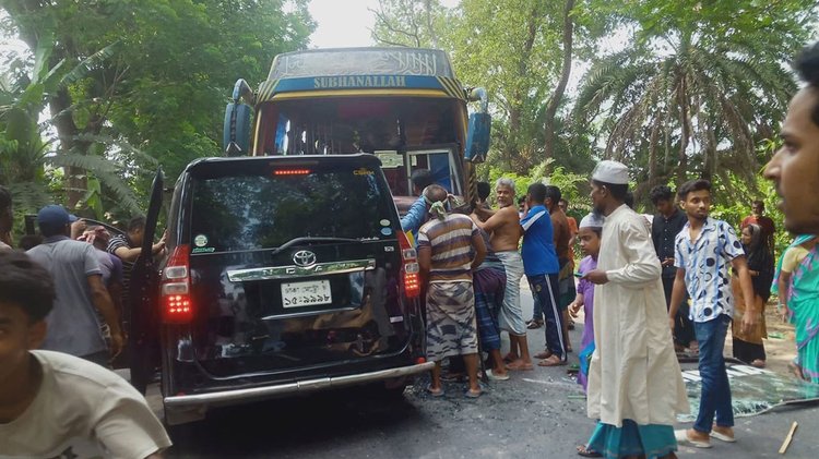 মাদারীপুরে বাস-মাইক্রোবাসের মুখোমুখি সংঘর্ষ। ছবি: আজকের পত্রিকা