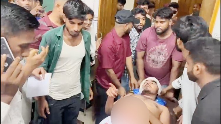 মাদারীপুরে এনসিপির কর্মিসভায় বৈষম্যবিরোধী নেতাকে হাতুড়িপেটা। ছবি: আজকের পত্রিকা