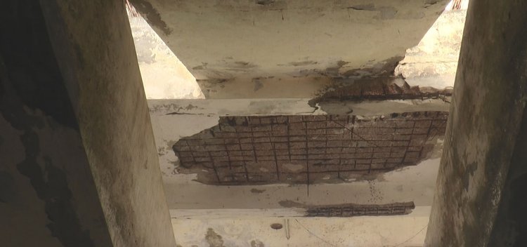 একাডেমিক ভবনের তৃতীয় তলায় অবস্থিত ছাত্রদের আবাসিক হোস্টেলে বড় বড় ফাটল থাকায় পরিত্যক্ত ঘোষণা করা হয়েছে।