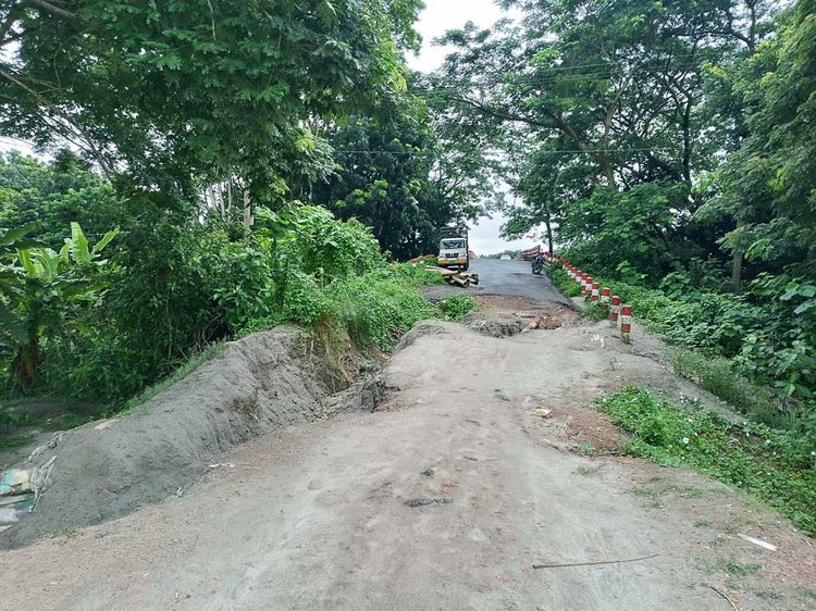 কুমার নদে পৌনে ৭ কোটি টাকা ব্যয়ে সেতু নির্মিত হলেও চার বছরেও হয়নি এক পাশের সংযোগ সড়ক। এতে সেতুটি হয়ে উঠেছে অনেকটা ‘অসাড় সৌন্দর্য’। ছবি: আজকের পত্রিকা
