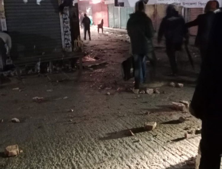 সংঘর্ষের সময় একটি দোকান ও দুটি মোটরসাইকেল ভাঙচুর করা হয়। ছবি: আজকের পত্রিকা