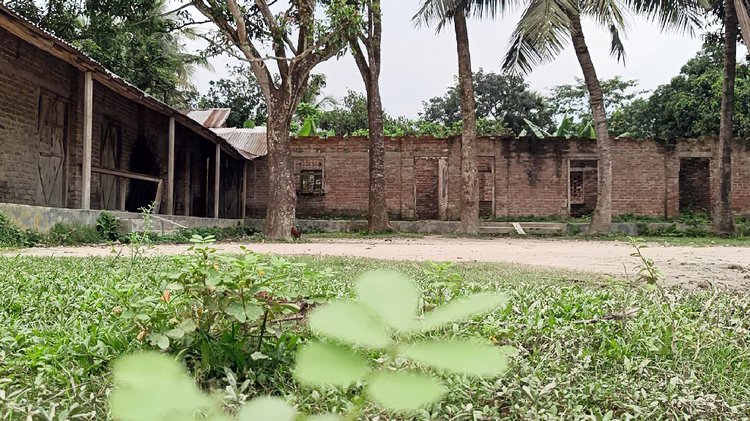 বদলগাছীর গোঁবরচাপা আখতার হামিদ দাখিল মাদ্রাসা। ছবি: আজকের পত্রিকা