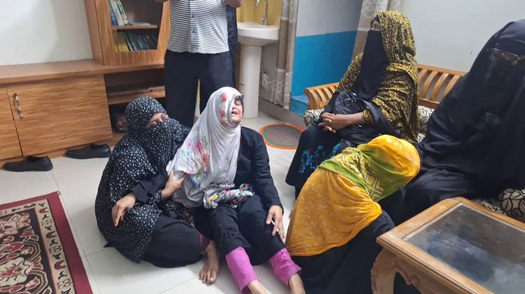 নিহত শিক্ষার্থী ছানিম হোসেনের স্বজনদের আহাজারি। ছবি: আজকের পত্রিকা