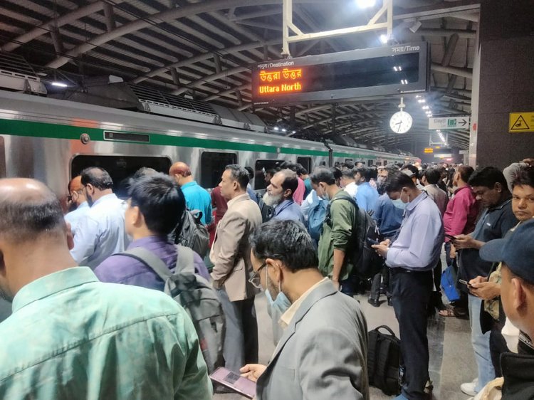 ট্রেন চলাচল বন্ধ থাকায় ঢাকা বিশ্ববিদ্যালয় স্টেশনে যাত্রীদের দীর্ঘ লাইন দেখা গেছে। ছবি: আজকের পত্রিকা
