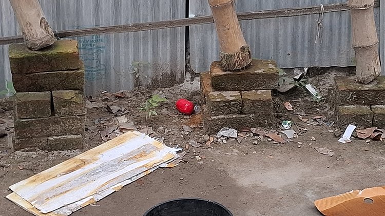বোমাসদৃশ বস্তু। ছবি: আজকের পত্রিকা