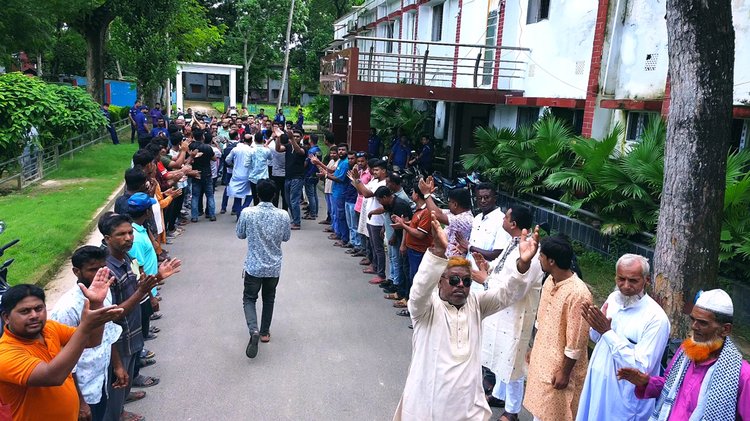 আজ বেলা ১১টার দিকে উপজেলা পরিষদ চত্বরে বিক্ষোভ ও প্রতিবাদ মিছিল করে বিএনপির একাংশ। ছবি: আজকের পত্রিকা