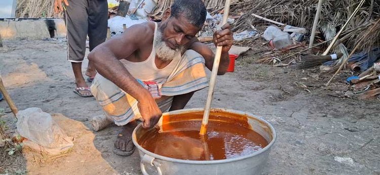 খেজুরের রস থেকে তৈরি করা গুড়। ছবি: আজকের পত্রিকা