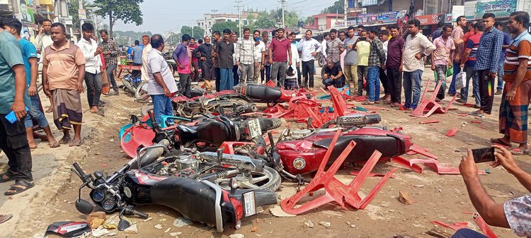 মেহেরপুরের গাংনীতে বিএনপির দুই পক্ষের মধ্যে ধাওয়া–পাল্টা ধাওয়া, ভাঙচুর ও অগ্নিসংযোগ। ছবি: আজকের পত্রিকা