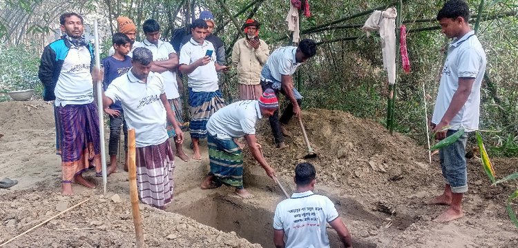 গাংনী উপজেলার দেবীপুর গ্রামে কবর খোঁড়া হচ্ছে। ছবি: আজকের পত্রিকা