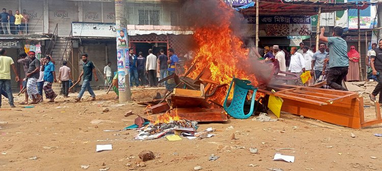মেহেরপুরের গাংনীতে বিএনপির দুই পক্ষের মধ্যে ধাওয়া–পাল্টা ধাওয়া, ভাঙচুর ও অগ্নিসংযোগ। ছবি: আজকের পত্রিকা