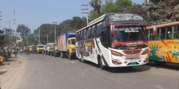 ব্রাহ্মণবাড়িয়া শহরের কাউতলি এলাকায় মহাসড়ক অবরোধের কারণে যানবাহনের দীর্ঘ সারি। ছবি: আজকের পত্রিকা