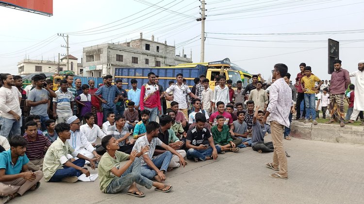 ময়মনসিংহের ত্রিশালে ঢাকা-ময়মনসিংহ মহাসড়ক অবরোধ। ছবি: আজকের পত্রিকা