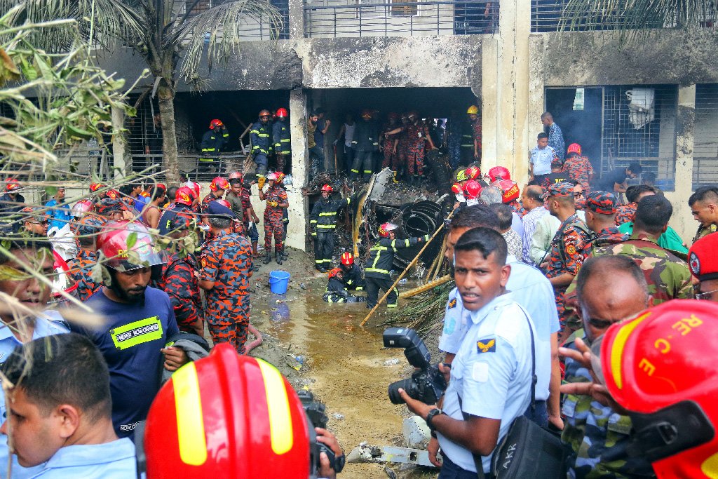 মাইলস্টোন ট্র্যাজেডি: বাড়ি বাড়ি গিয়ে সাহস জোগাচ্ছেন শিক্ষকেরা