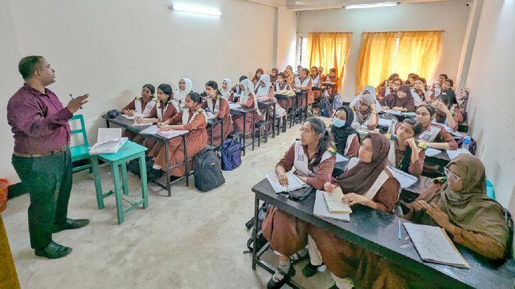 বুধবার সকাল সাড়ে ৮টা থেকে মাইলস্টোনে পাঠদান শুরু হয়েছে। ছবি: আজকের পত্রিকা
