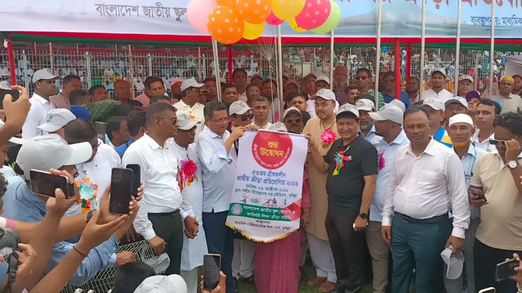৫৩তম জাতীয় গ্রীষ্মকালীন ক্রীড়া প্রতিযোগিতার উদ্বোধন করছেন অতিথিরা। ছবি: আজকের পত্রিকা