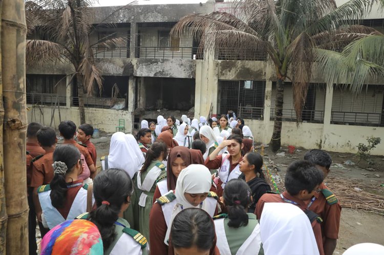 মোনাজাত শেষে ধ্বংসস্তূপ পরিদর্শন করে শিক্ষার্থীরা। ছবি: আজকের পত্রিকা।