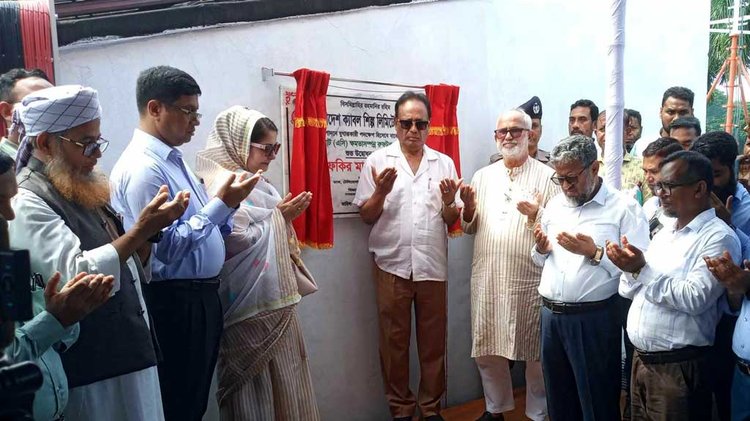 খুলনায় বাংলাদেশ কেব্ল শিল্প লিমিটেডে (বাকেশি) স্থাপিত এক মেগাওয়াট ক্ষমতাসম্পন্ন রুফটপ সোলার প্ল্যান্টের উদ্বোধন করেন ডাক, টেলিযোগাযোগ ও তথ্যপ্রযুক্তি এবং বিজ্ঞান ও প্রযুক্তিমন্ত্রী ফকির মাহবুব আনাম। ছবি: আজকের পত্রিকা