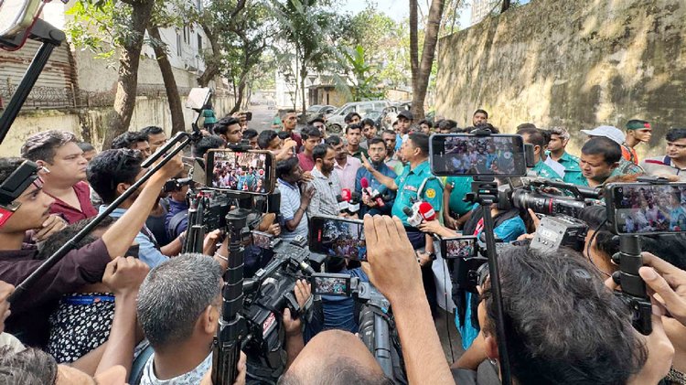 গণহত্যাকারীদের দ্রুত গ্রেপ্তার দাবিতে নিহত-আহতের স্বজন ও ছাত্রদের বিক্ষোভ। ছবি: আজকের পত্রিকা