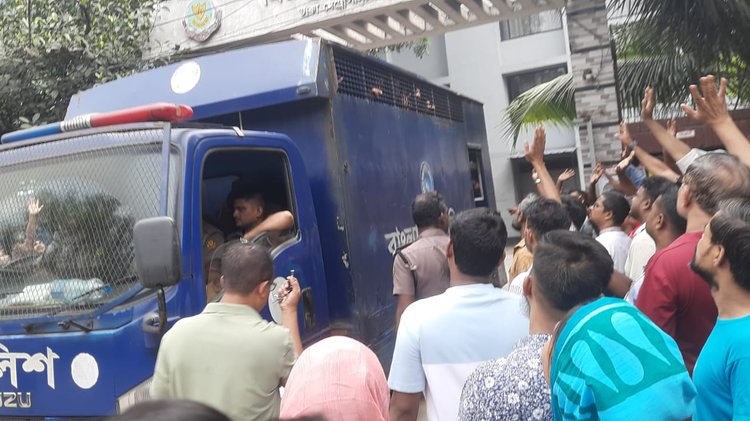থানা থেকে প্রিজন ভ্যান বেরিয়ে আসলে বিভিন্ন নাম ধরে ভ্যানে থাকা ব্যক্তিদের ডাকতে থাকেন স্বজনেরা। ছবি: আজকের পত্রিকা