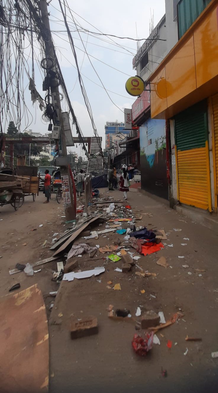 উচ্ছেদ অভিযান চালানো এলাকাগুলোতে আজ কোনো হকার বসতে দেখা যায়নি। ছবি: আজকের পত্রিকা