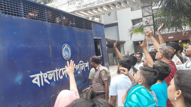 থানা থেকে প্রিজন ভ্যান বেরিয়ে আসলে বিভিন্ন নাম ধরে ভ্যানে থাকা ব্যক্তিদের ডাকতে থাকেন স্বজনেরা। ছবি: আজকের পত্রিকা