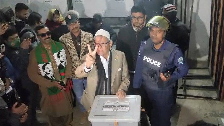 ‘নতুন অধ্যায়ের সূচনা’— ভোট দিয়ে বললেন মির্জা ফখরুল