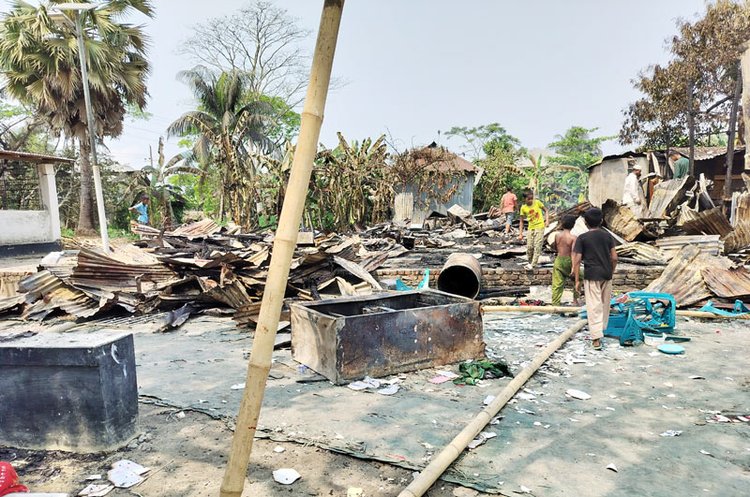 বরগুনার আমতলীতে হামলা চালিয়ে পুড়িয়ে দেওয়া ইসমাইল শাহের মাজার। ছবি: আজকের পত্রিকা