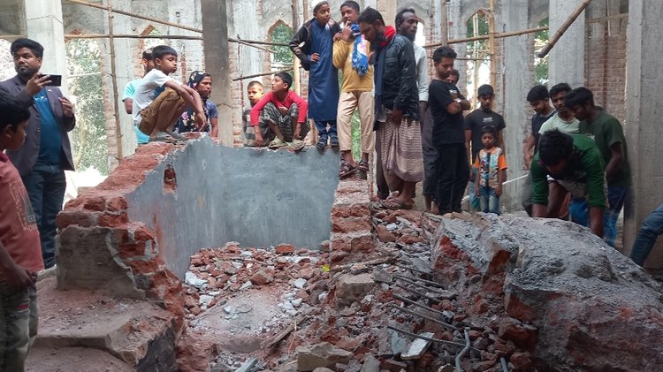 দিনাজপুরের ঘোড়াঘাট উপজেলার বিরাহীমপুর গুচ্ছগ্রামে মাজারে হামলা চালিয়ে ভাঙচুর ও অগ্নিসংযোগ করা হয়। ছবি: আজকের পত্রিকা