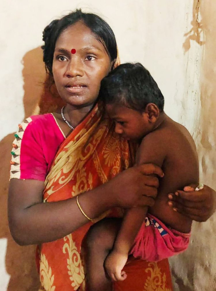 মায়ের কোলে গোপাল সাঁওতাল। ছবি: আজকের পত্রিকা