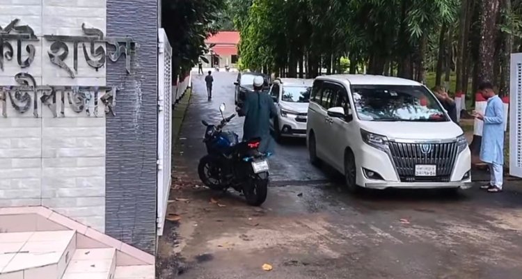 আজ সকাল সাড়ে ১১টার দিকে মৌলভীবাজার সার্কিট হাউস থেকে সিলেটের উদ্দেশ্যে যাত্রা করেন এনসিপির নেতারা। ছবি: আজকের পত্রিকা
