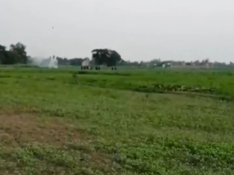 মোল্লাকান্দিতে শ্রমিক লীগ কর্মীর লাশ দাফনের পর ককটেল বিস্ফোরণ। ছবি: আজকের পত্রিকা
