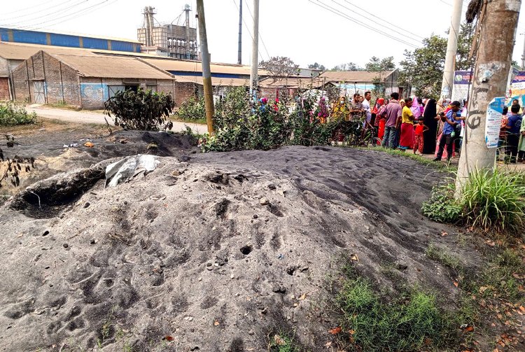অটো রাইস মিলের ছাইযুক্ত কালো ধোঁয়া ও স্তূপ করা ছাইয়ে অতিষ্ঠ হয়ে মানববন্ধন এবং বিক্ষোভ। ছবি: আজকের পত্রিকা