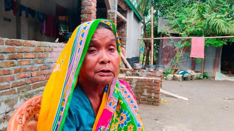 মালেকা খাতুন এখনো বাংলাদেশে রয়েছেন। বাংলাদেশের সীমান্তবর্তী একটি পরিবার তাঁকে অস্থায়ী আশ্রয় দিয়েছে। ছবি: বিবিসির সৌজন্যে