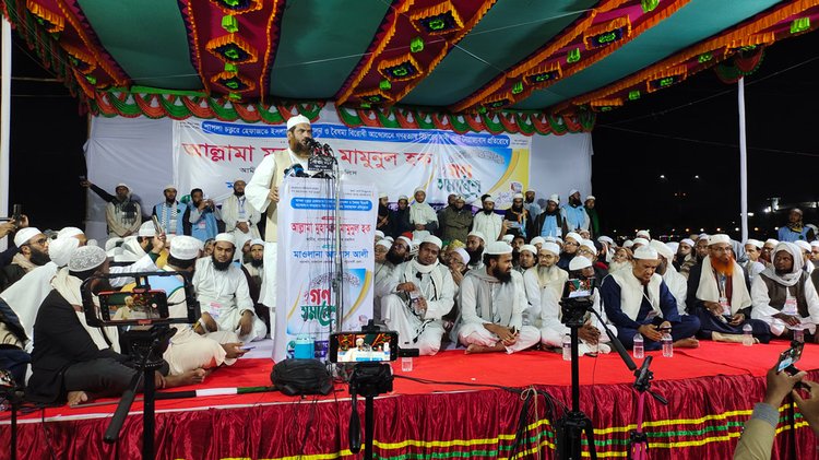 পটুয়াখালীতে দলীয় সমাবেশে মাওলানা মামুনুল হক। ছবি: আজকের পত্রিকা