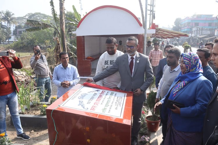 যশোরের জেলা প্রশাসক আজহারুল ইসলাম পার্ক উদ্বোধন করছেন। পাশে ইউএনও নিশাত তামান্না। ছবি: আজকের পত্রিকা